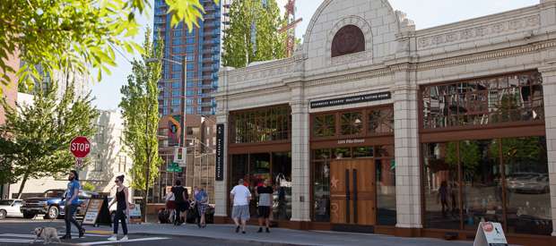 Pike Street Seattle, Charity Burggraaf