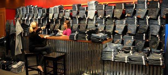Gil’s Clothing & Denim Bar